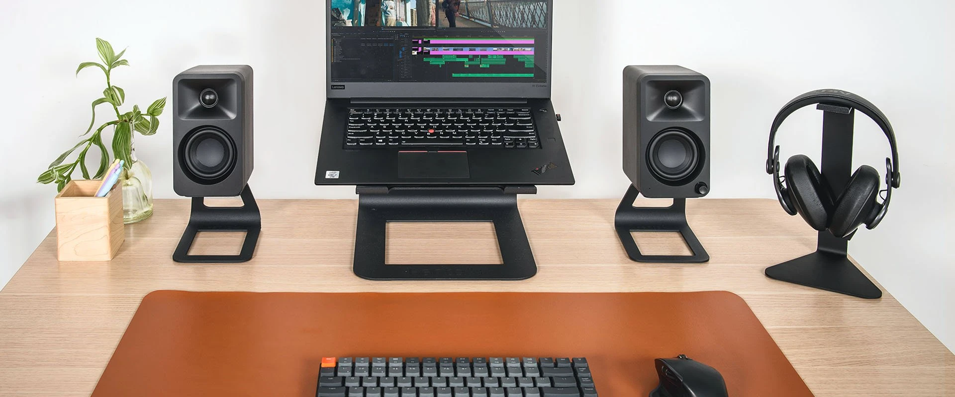 creator-kanto-ora-le1-laptop-h2-lifestyle.webp